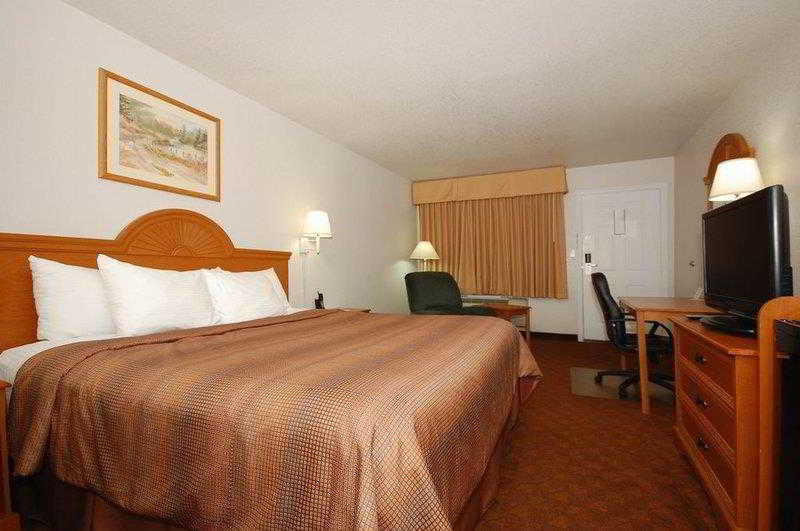 Super 8 By Wyndham Cleburne Motel Room photo