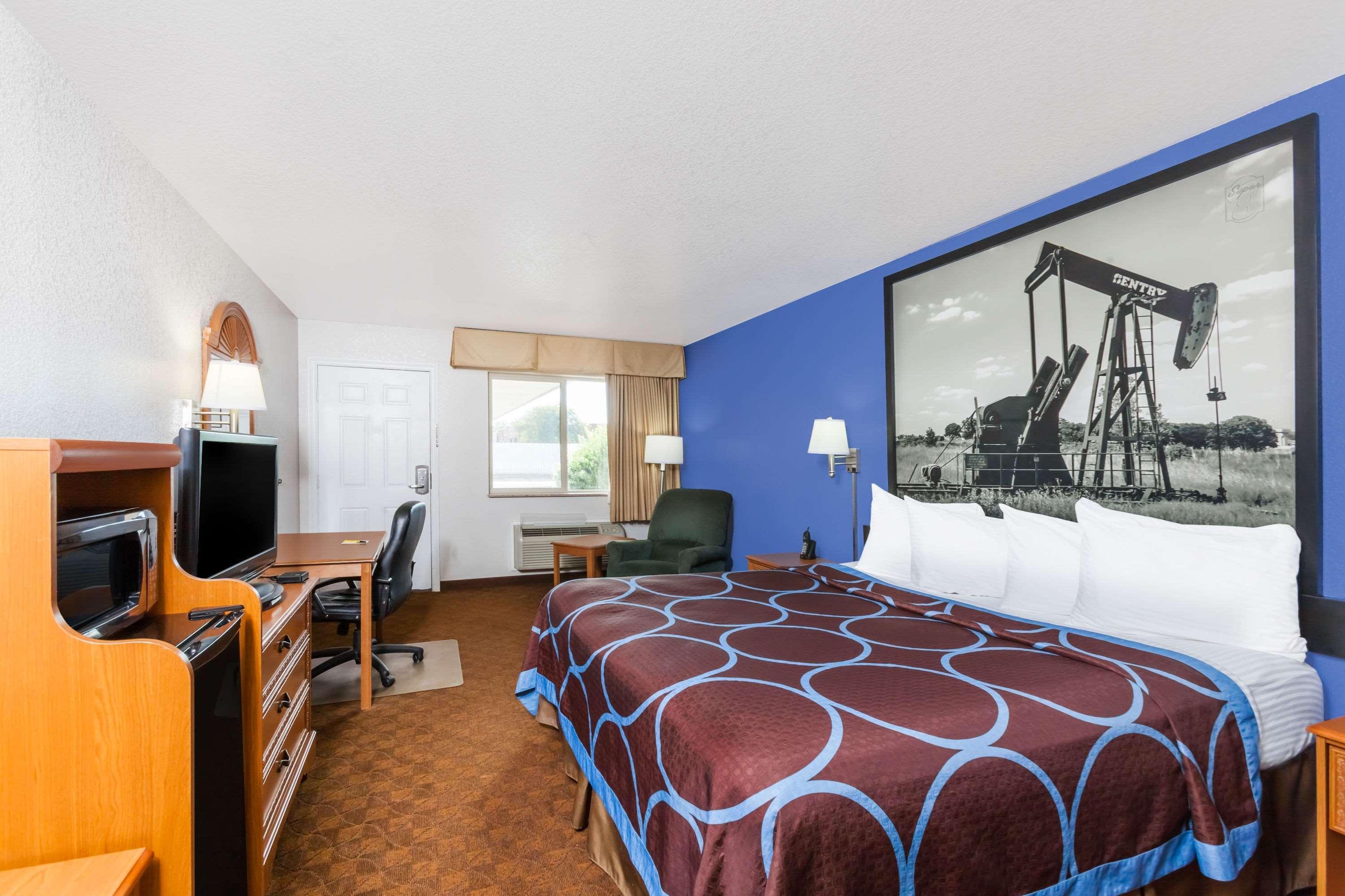 Super 8 By Wyndham Cleburne Motel Exterior photo