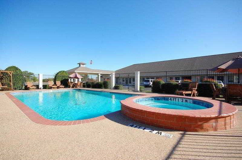 Super 8 By Wyndham Cleburne Motel Exterior photo