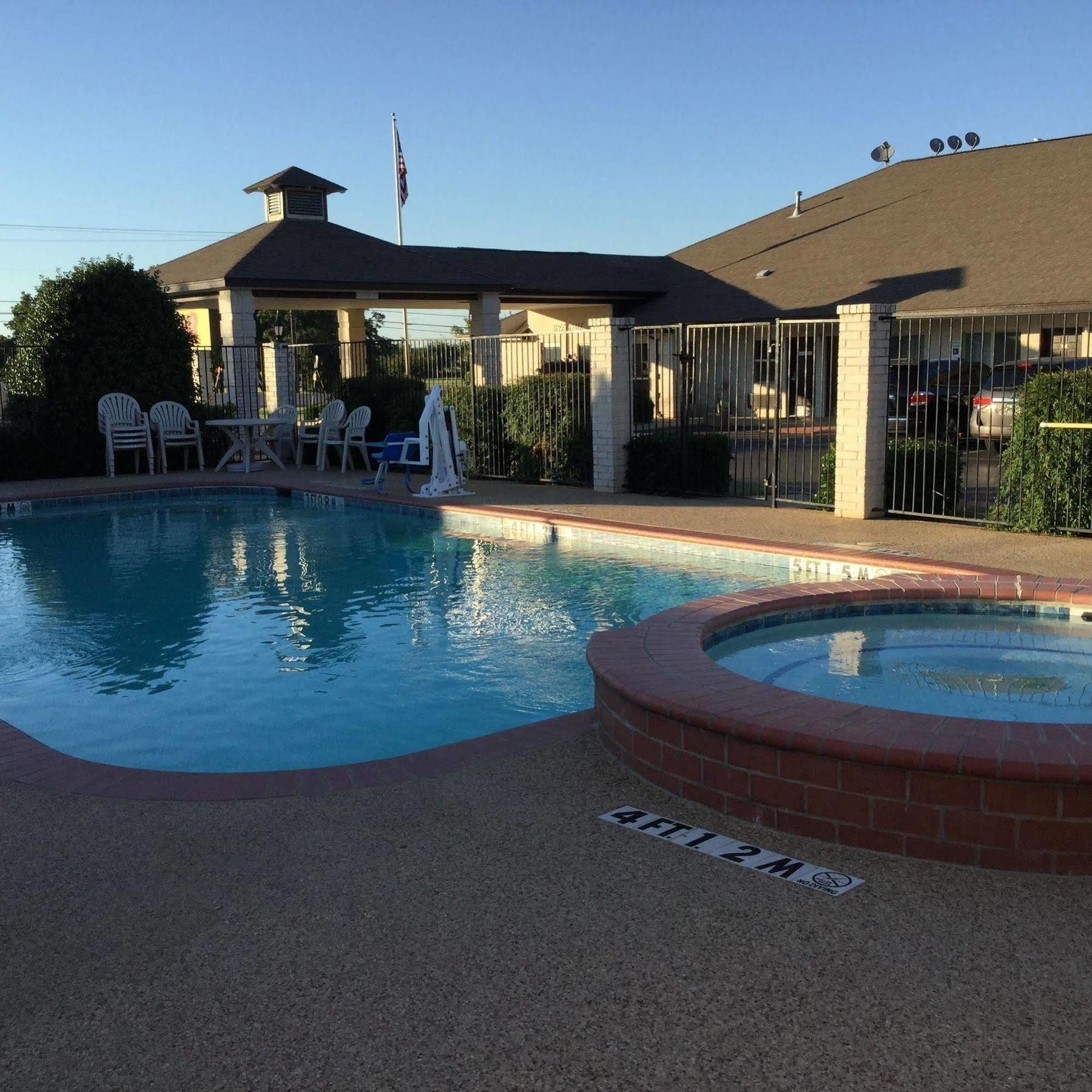 Super 8 By Wyndham Cleburne Motel Exterior photo